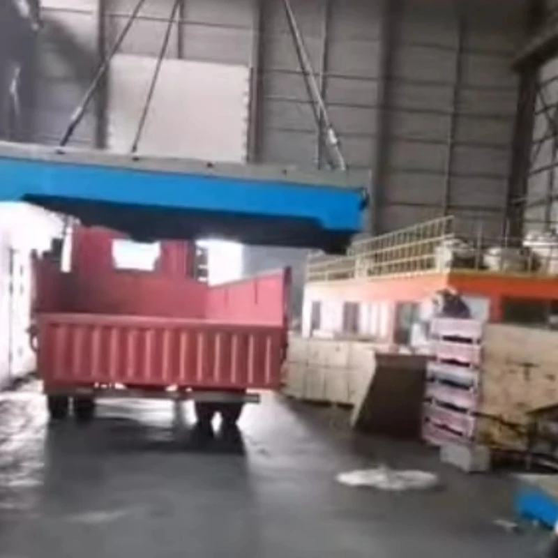 Il-Pjattaforma ta’ Spezzjoni tal-Ħadid Fondjat Qed tiġi mgħobbija fuq il-vettura għall-kunsinna